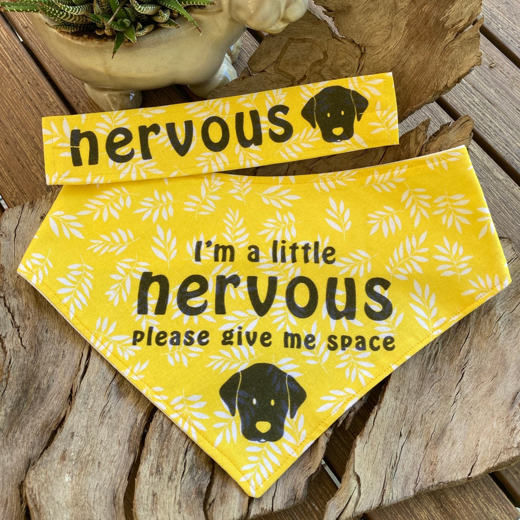 "NERVOUS DOG Bandana and Lead/Collar Strap Set" - Yellow/White Leaf