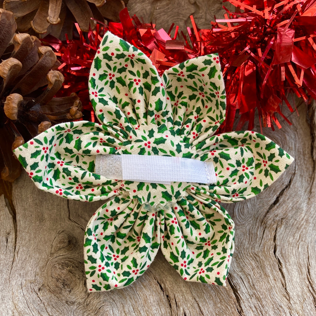 Ditsy Holly Sprigs Collar Flower
