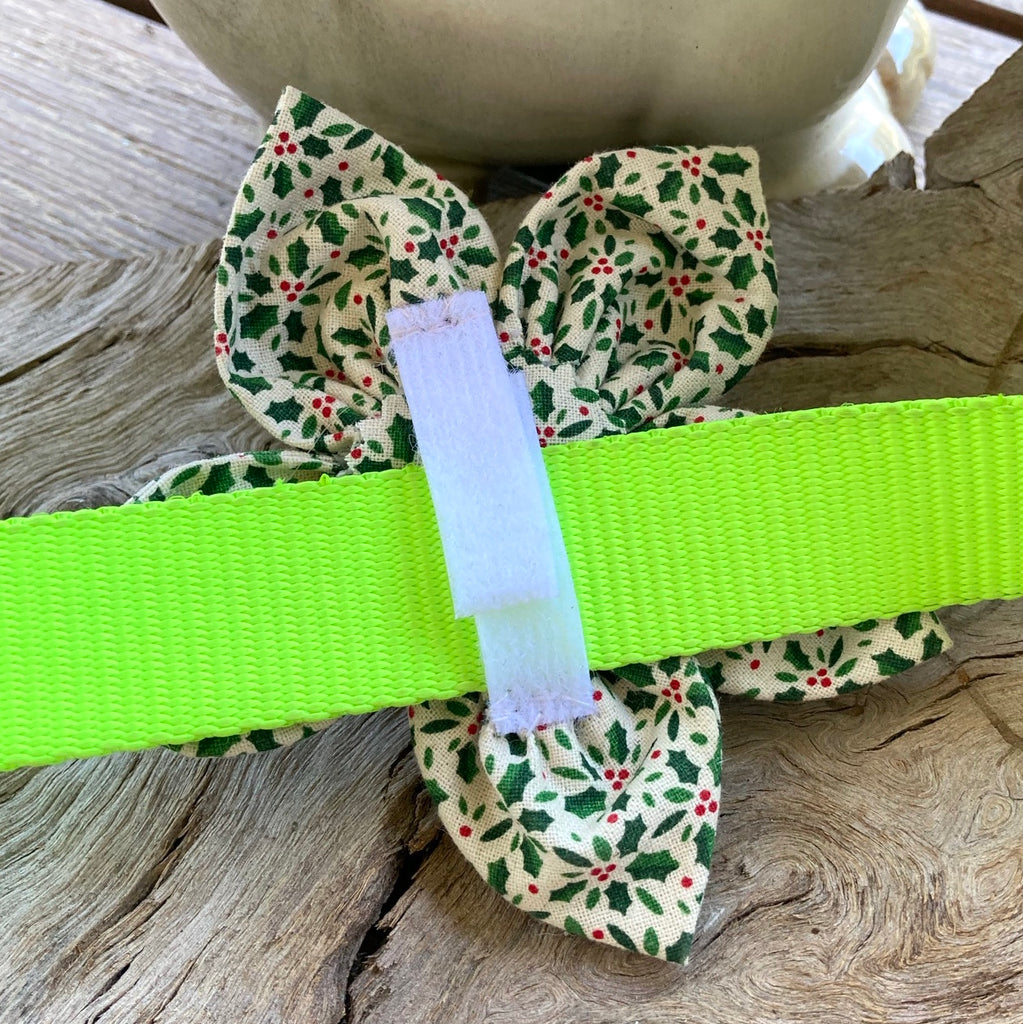 Ditsy Holly Sprigs Collar Flower
