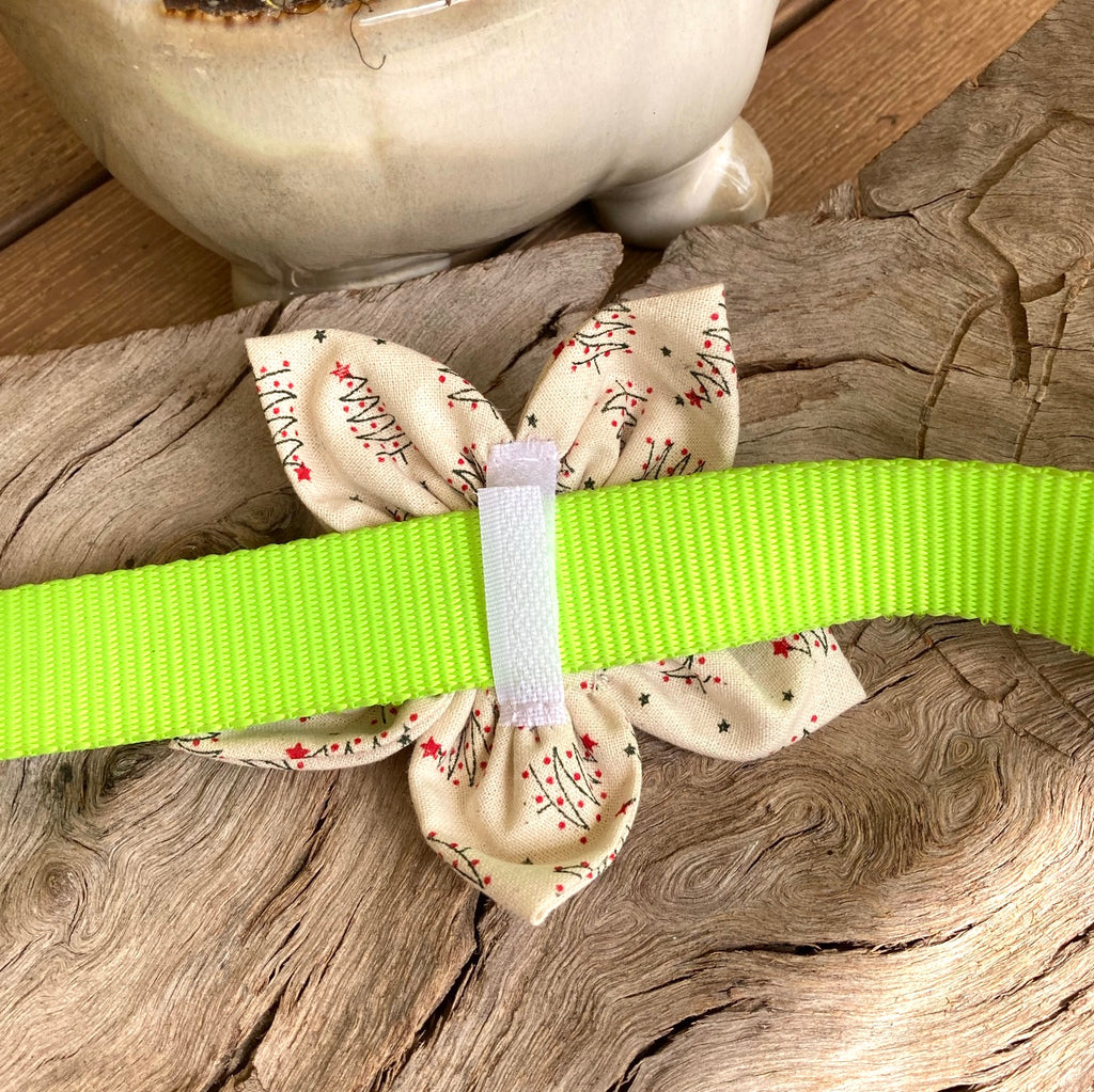 Natural Graphic Xmas Trees Collar Flower