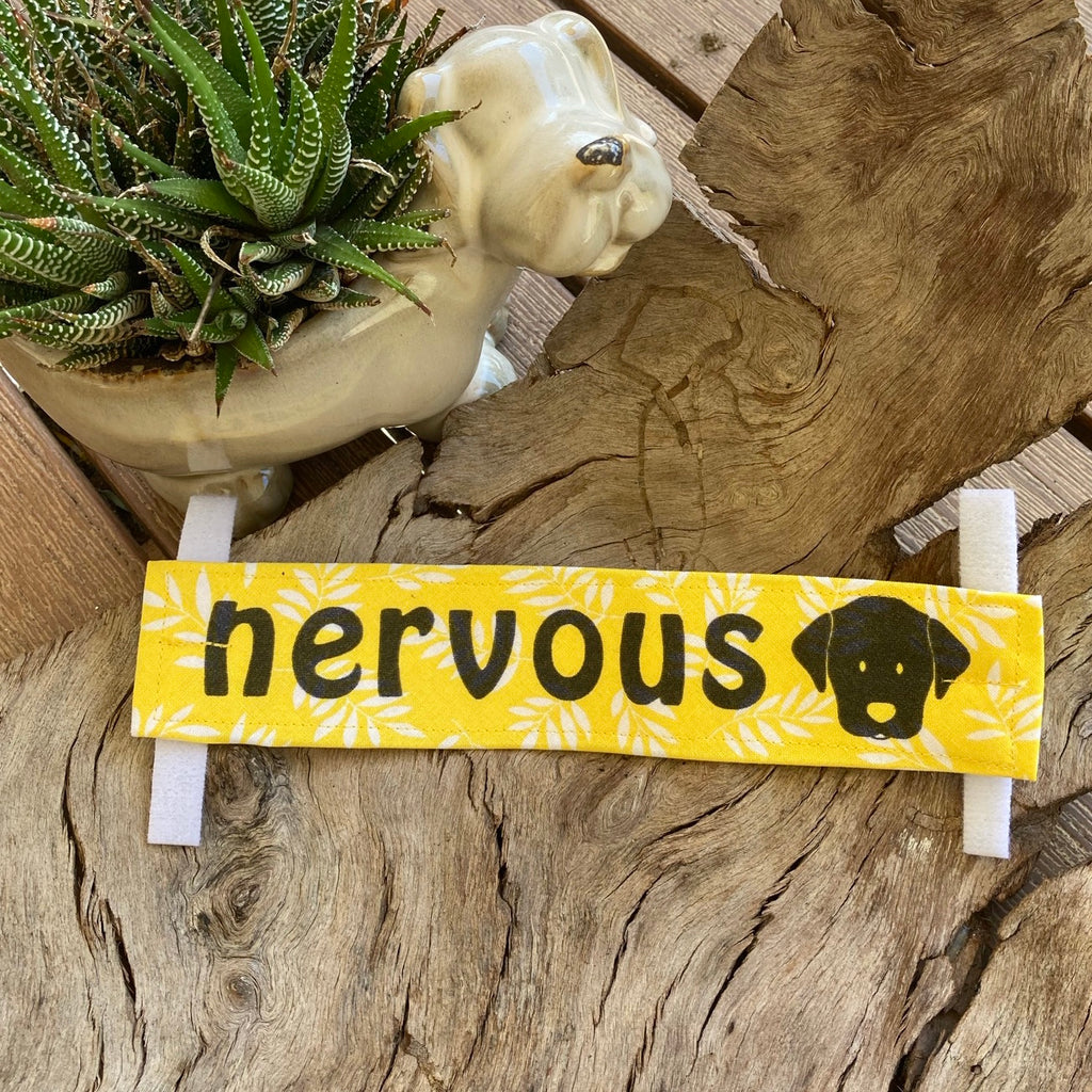 "NERVOUS DOG Bandana and Lead/Collar Strap Set" - Yellow/White Leaf